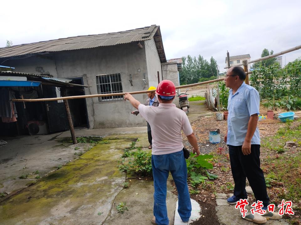 宋宏斌同志聯(lián)系專業(yè)人士對脫貧戶房屋漏雨問題進(jìn)行現(xiàn)場指導(dǎo)（右一）.jpg