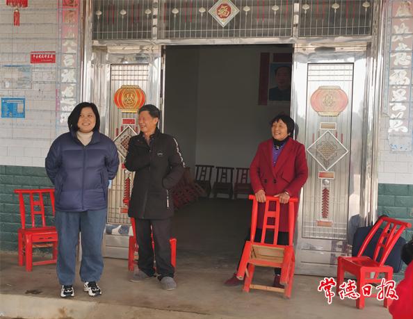 唐主任來(lái)訪(fǎng)周常春一家.jpg