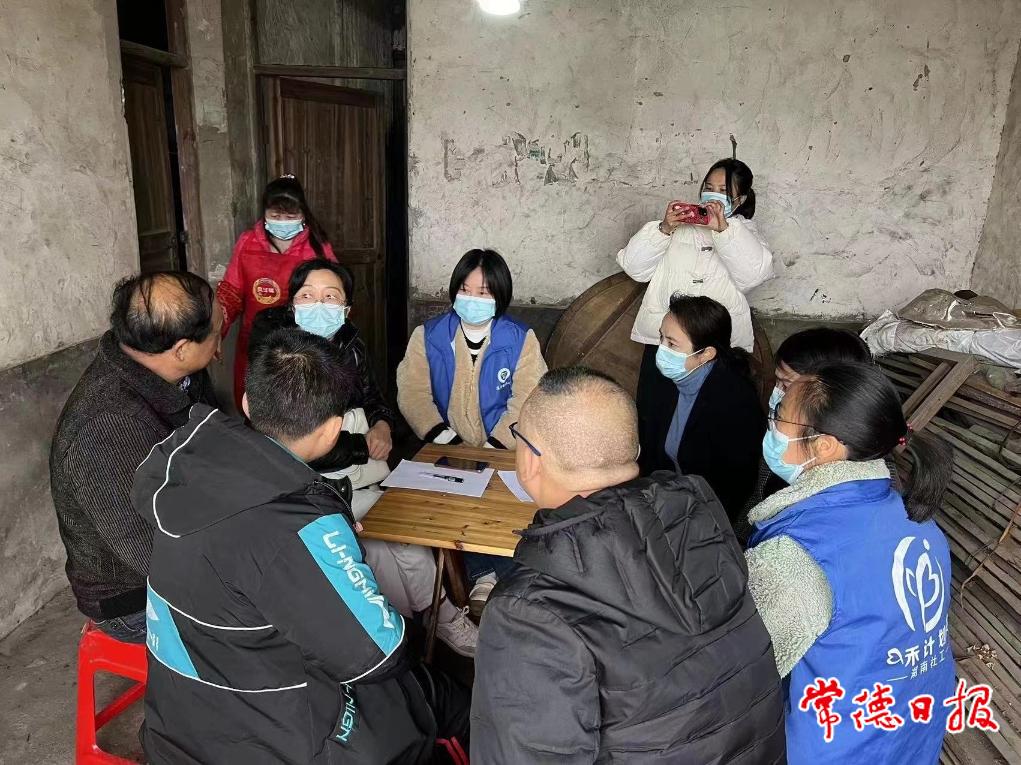 伍書記與村支兩委、駐村干部商議對盛忠思的幫扶方案.jpg