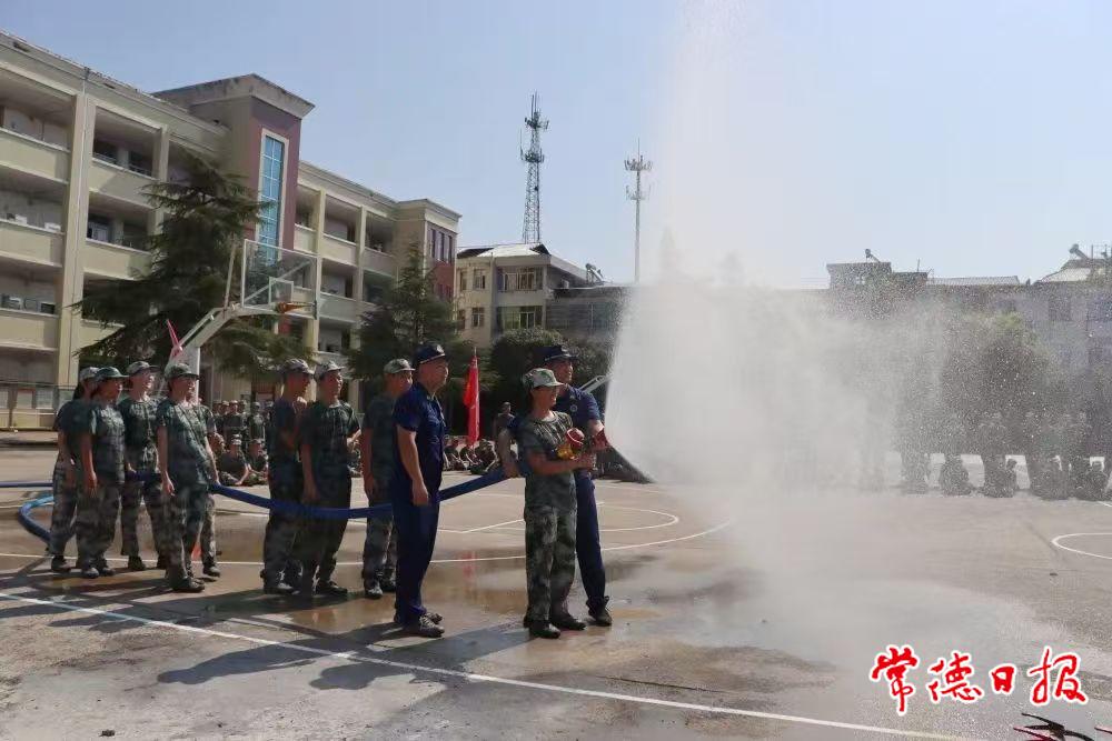 宣傳人員教學生們使用水槍.jpg