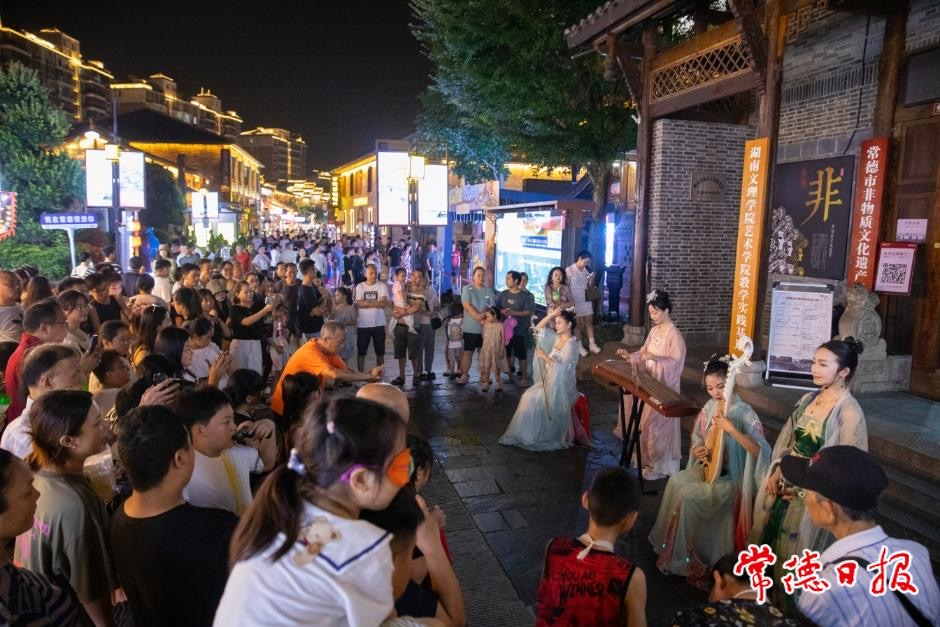 常德河街上的國樂表演。資料圖片.png