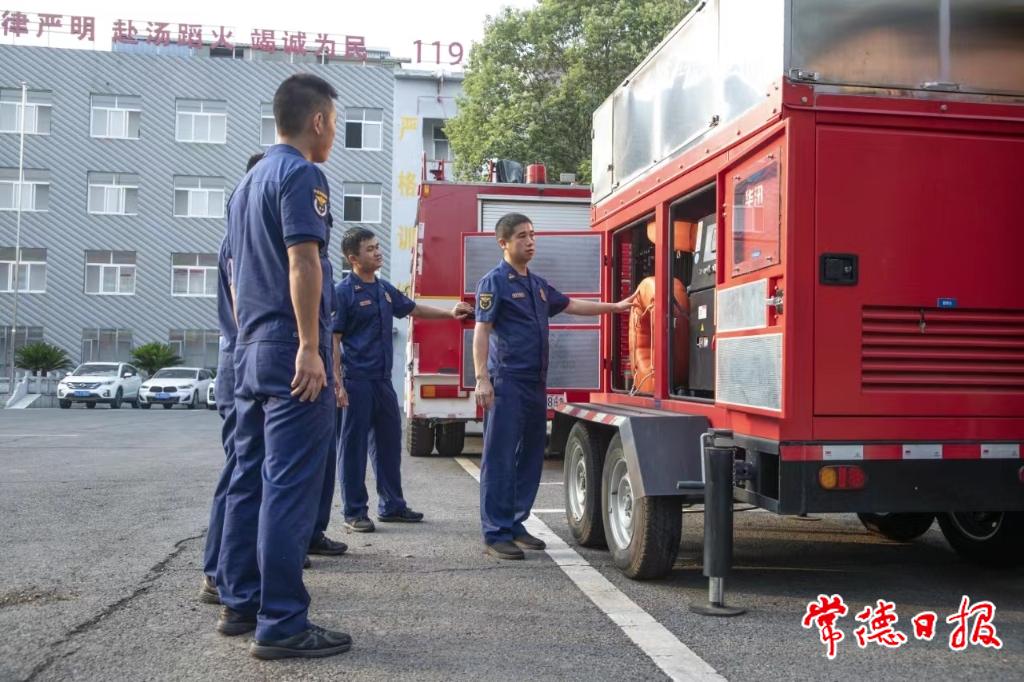 大隊主官查看排澇拖車上關鍵設備的運行狀況.jpg