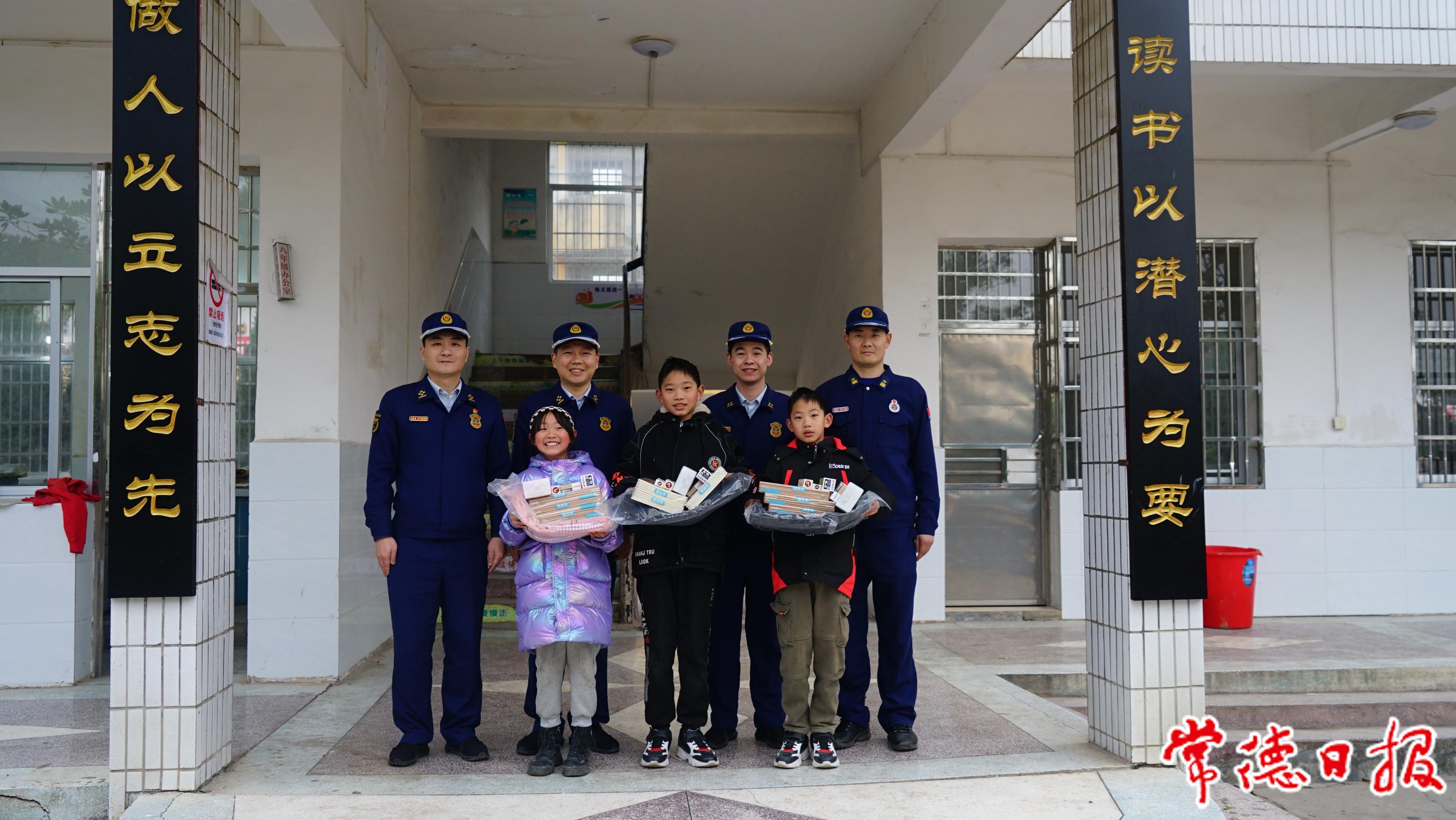 4、澧縣消防救援大隊開展捐資助學活動（朱述杰右一）。.jpg