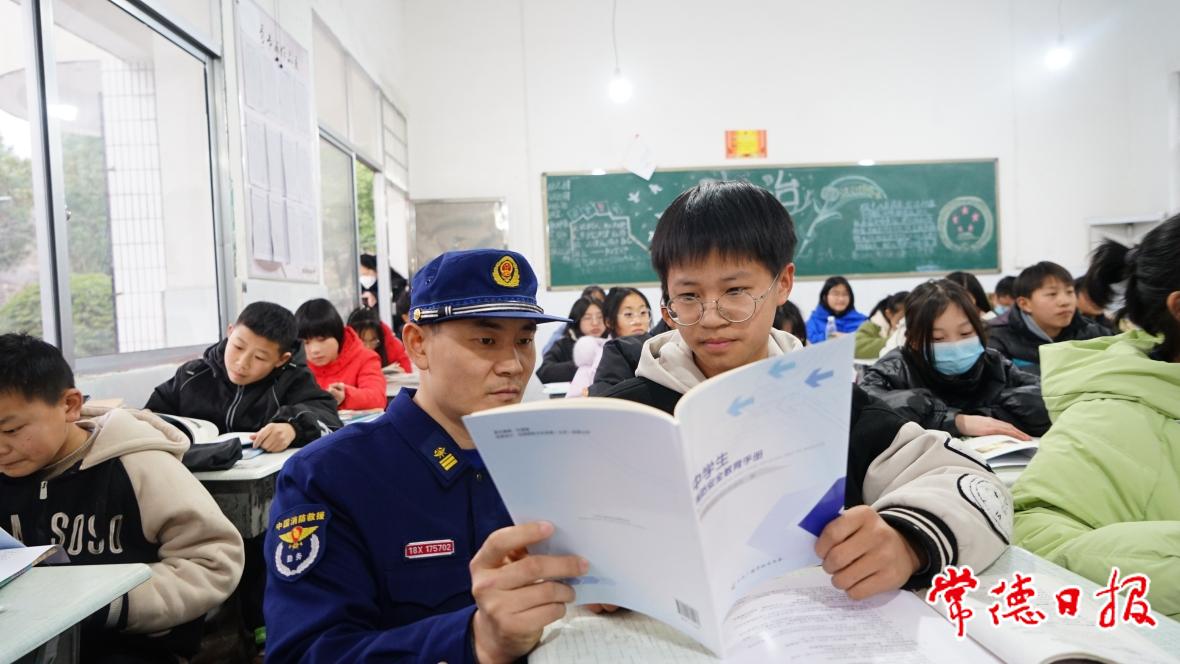 3、朱述杰兼任公益宣傳員，深入學校普及消防安全知識。.jpg