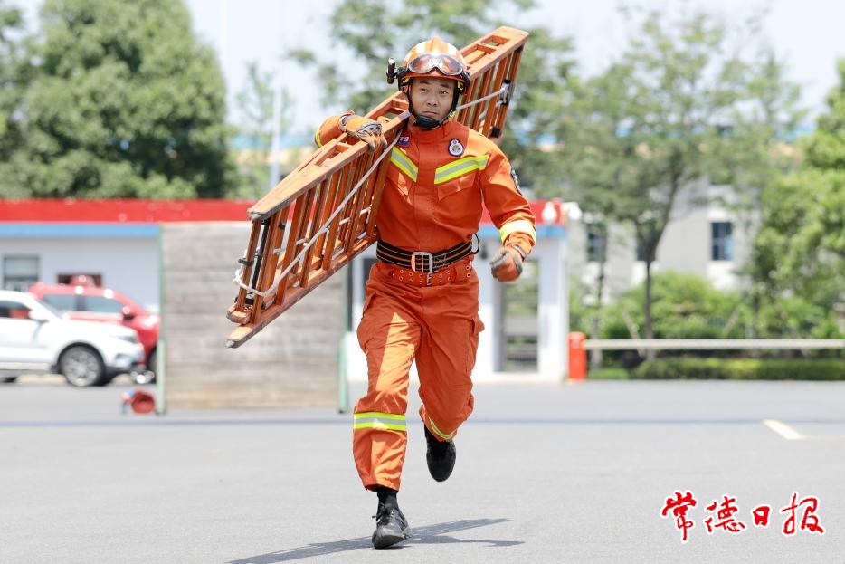 2、朱述杰開展拉梯訓練及教學。.jpg